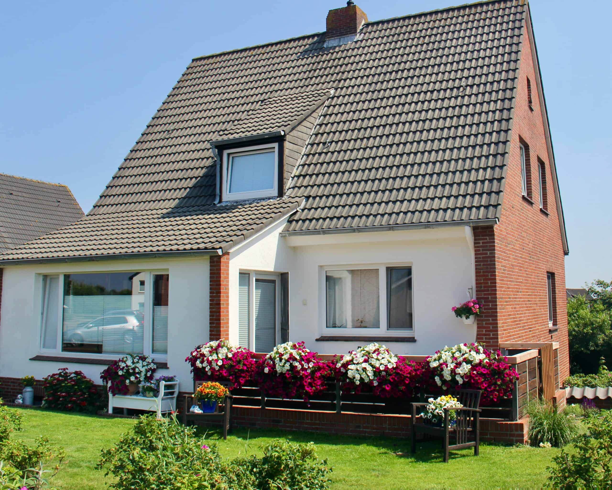 Außenansicht des Inselhauses mit blühender Terrasse