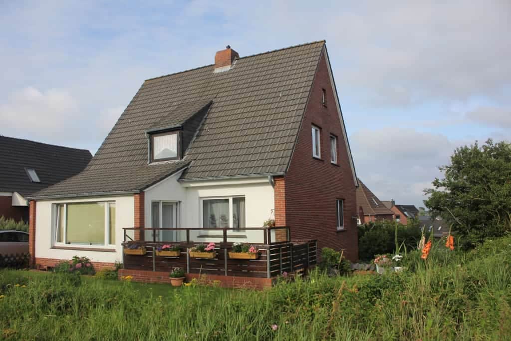 Das Inselhaus von der Straße aus gesehen