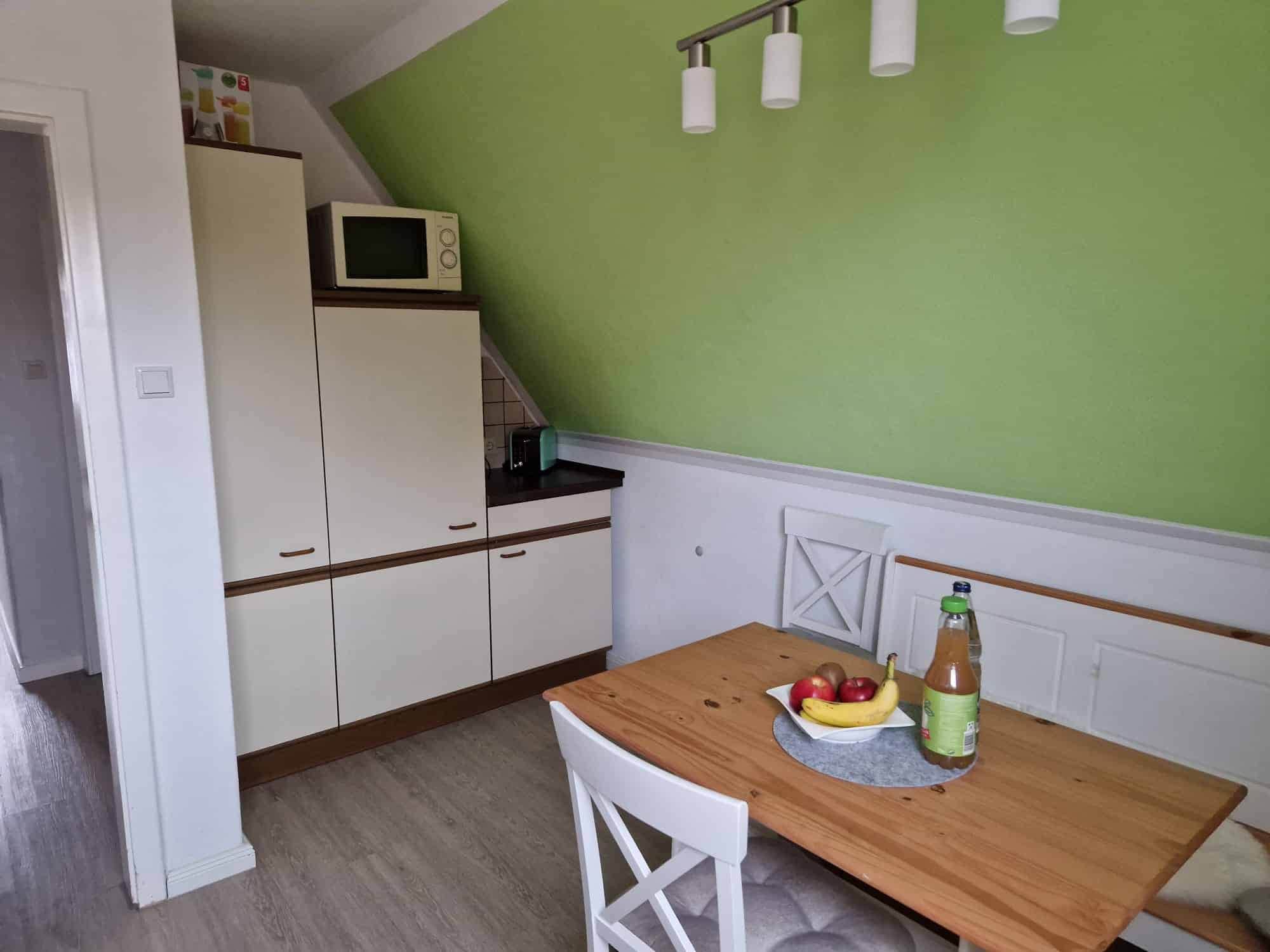 Küchenzeile mit Mikrowelle und Kühlschrank