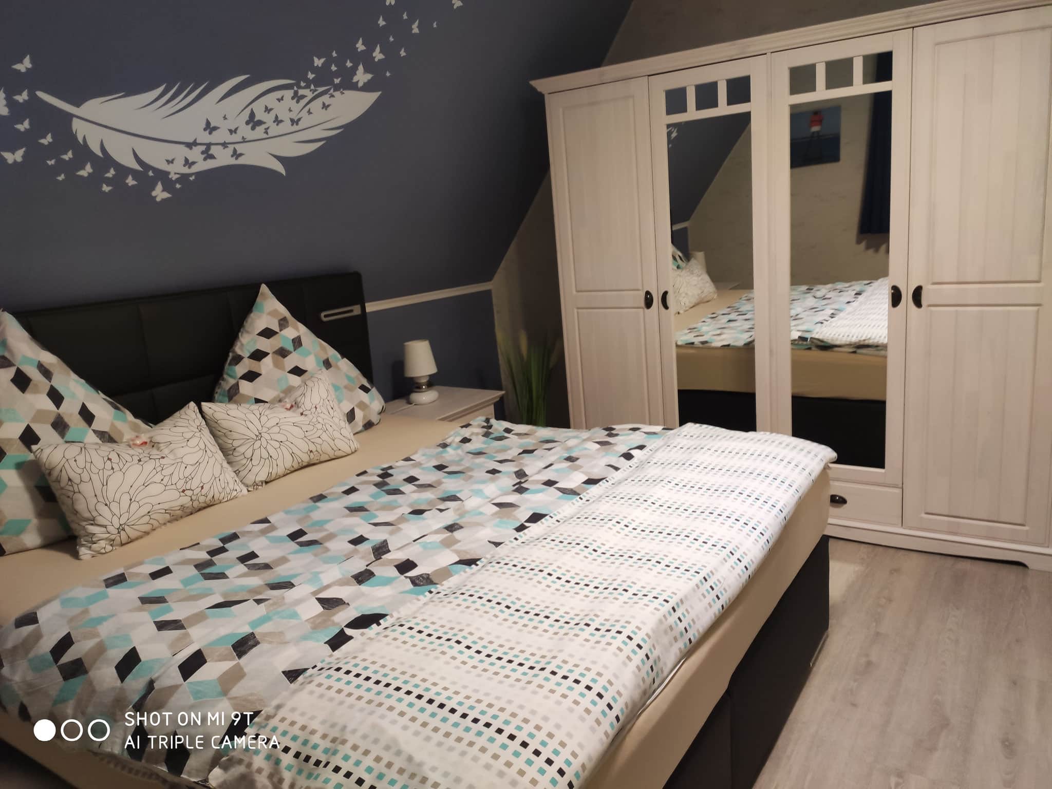 Schlafzimmer mit Doppelbett und großem Kleiderschrank