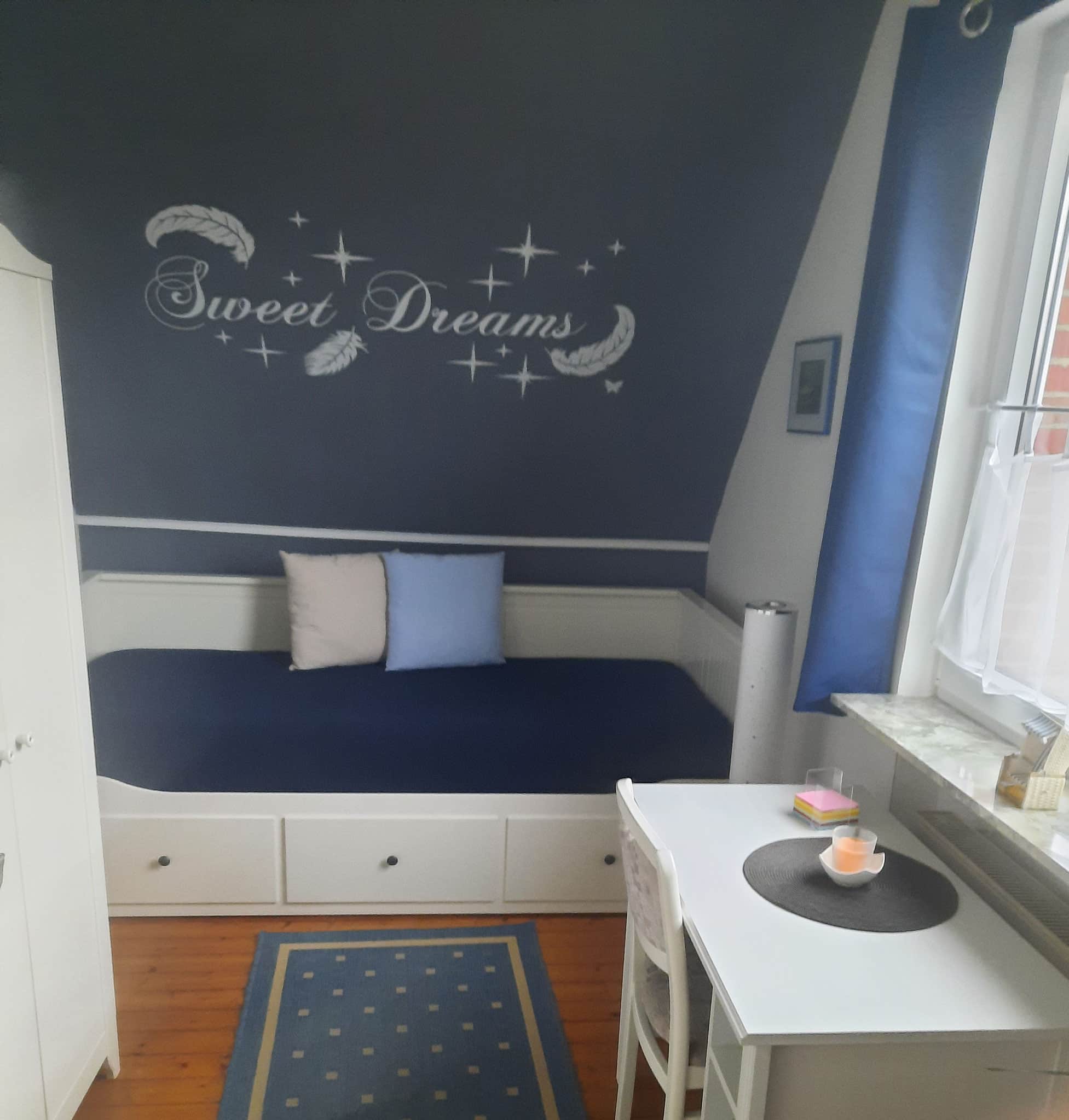 Zweites Schlafzimmer mit Einzelbett, Blick zur Tür