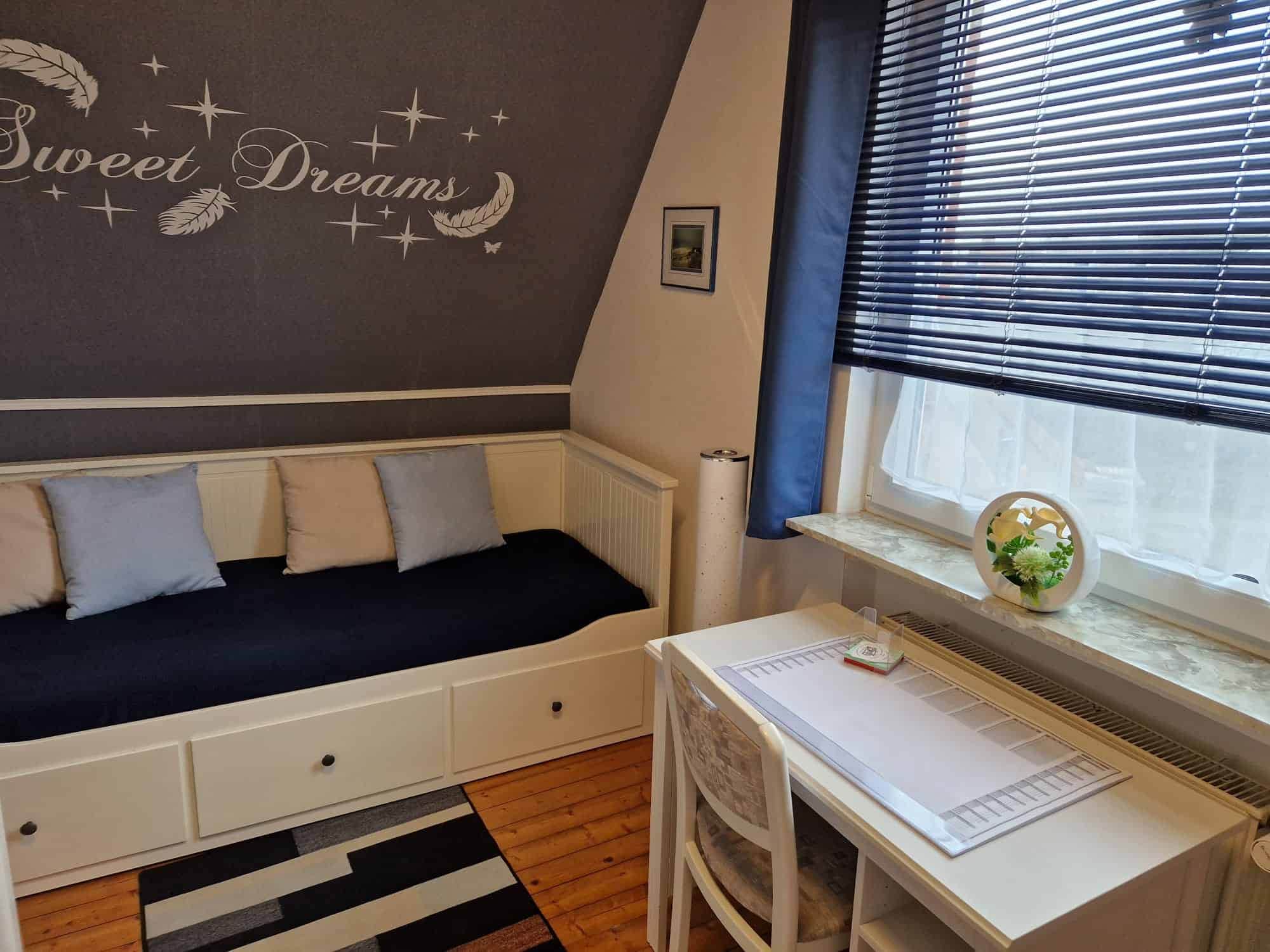 Zweites Schlafzimmer mit Einzelbett und Schreibtisch