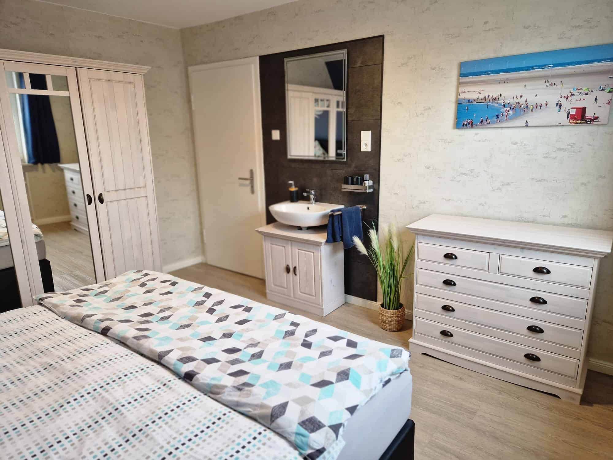 Zimmer mit eigenem Waschbecken und Kleiderschrank