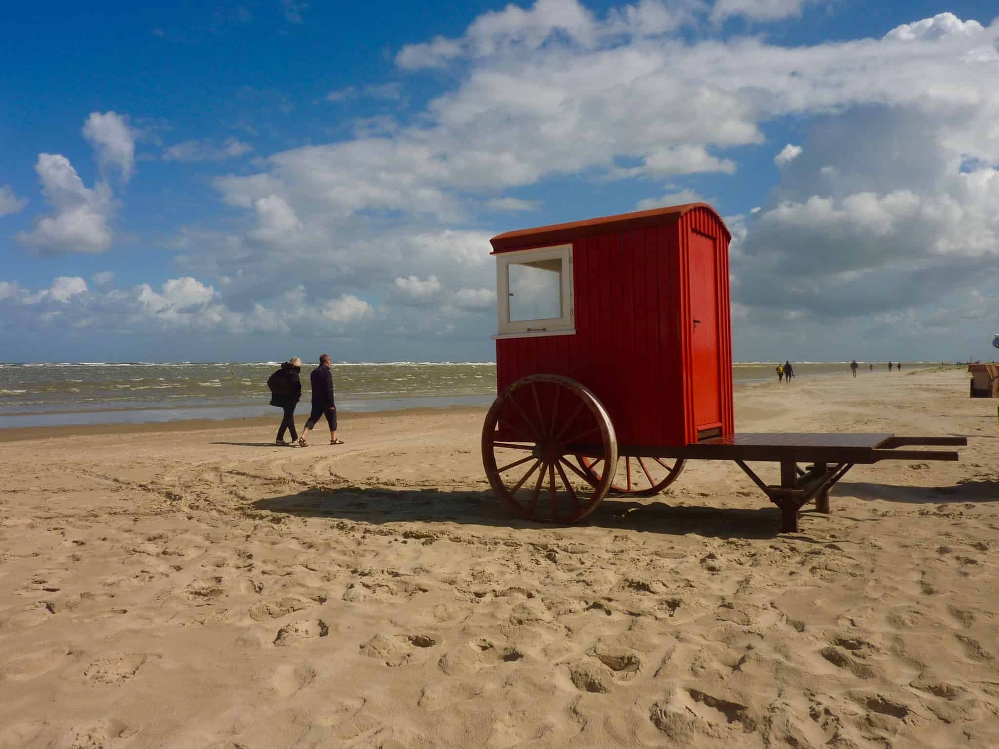 Roter historischer Badekarren am Nordstrand