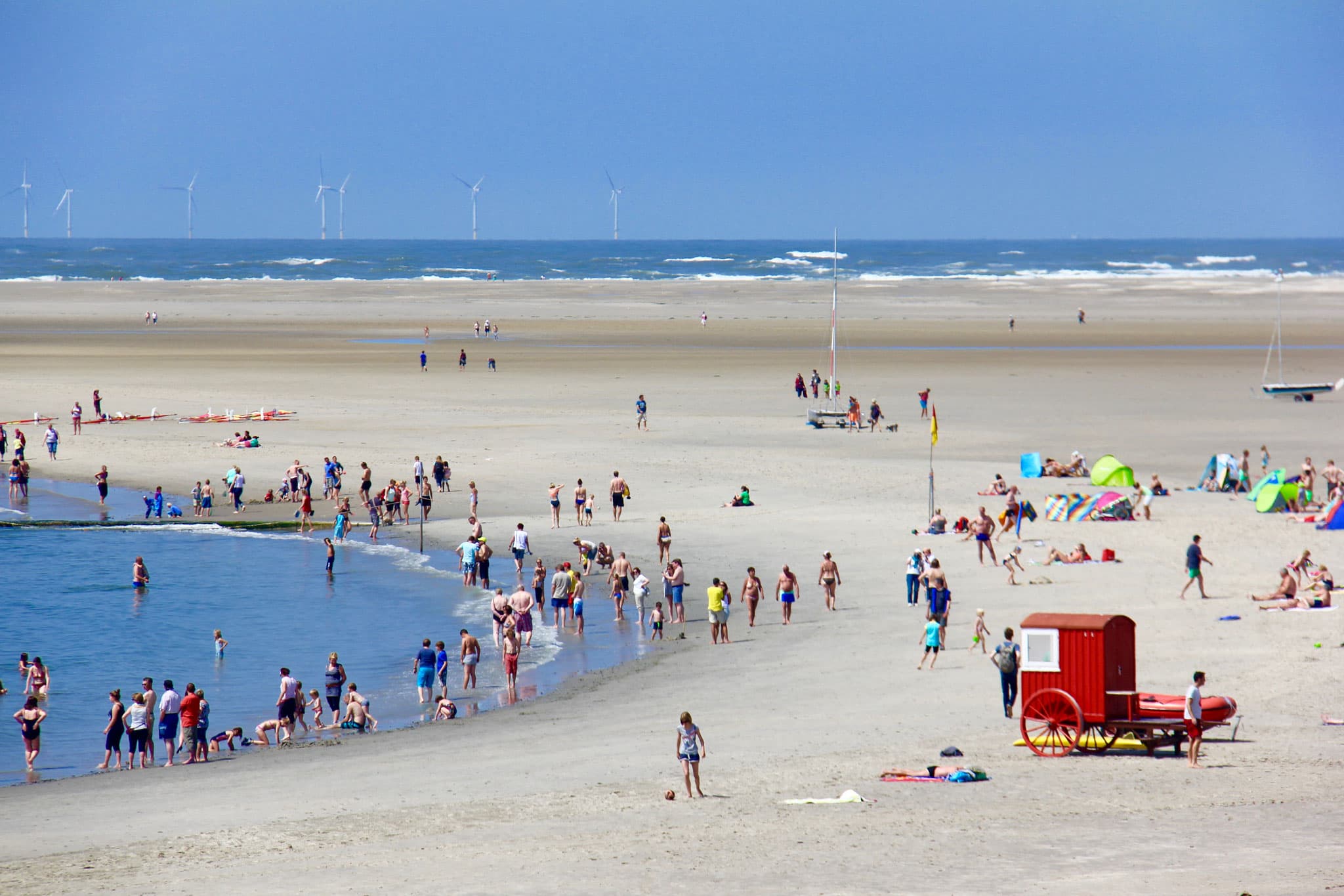 Weiter Blick über den Nordstrand mit Windrädern am Horizont