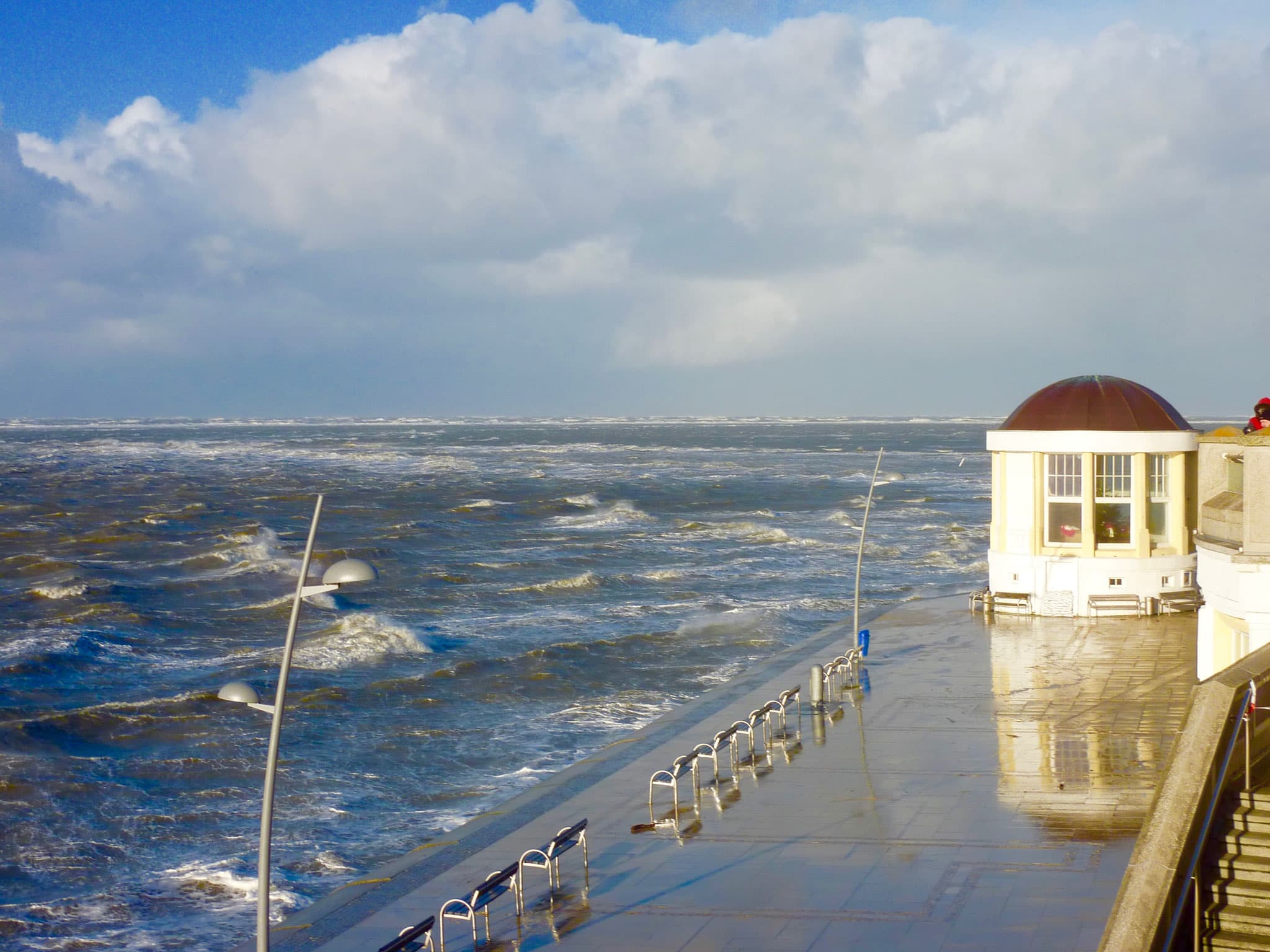 Strandpavillon bei stürmischer See